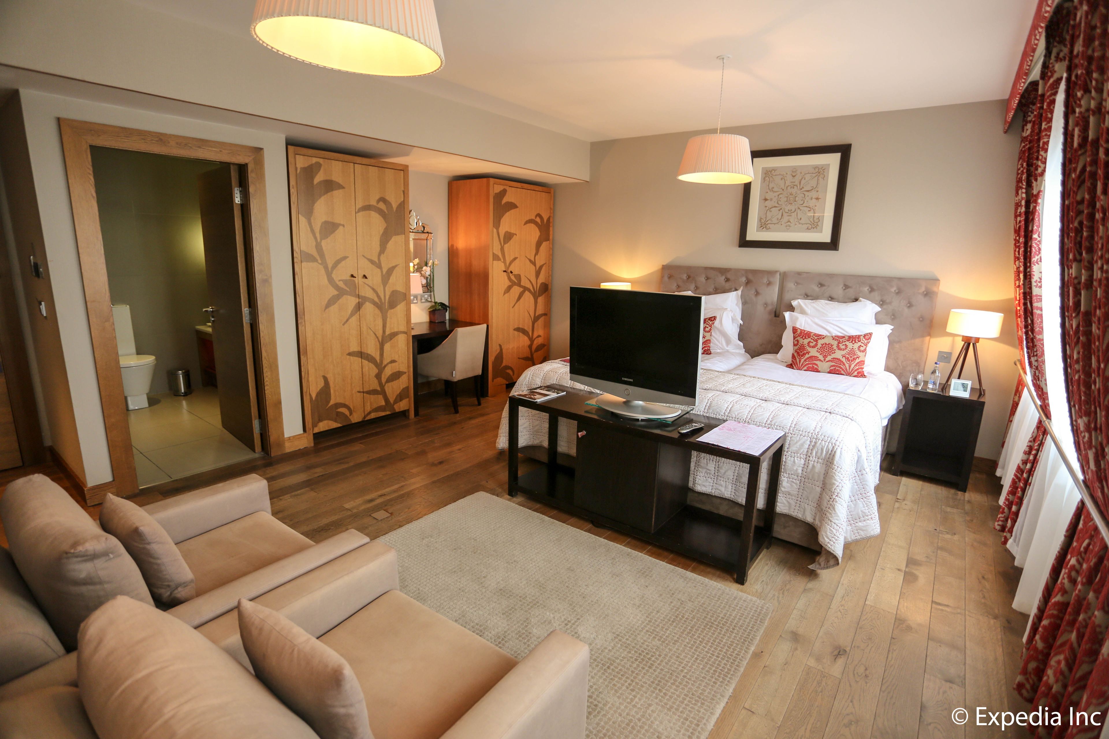 luxury twin room | minibar, in-room safe, desk, iron/ironing board