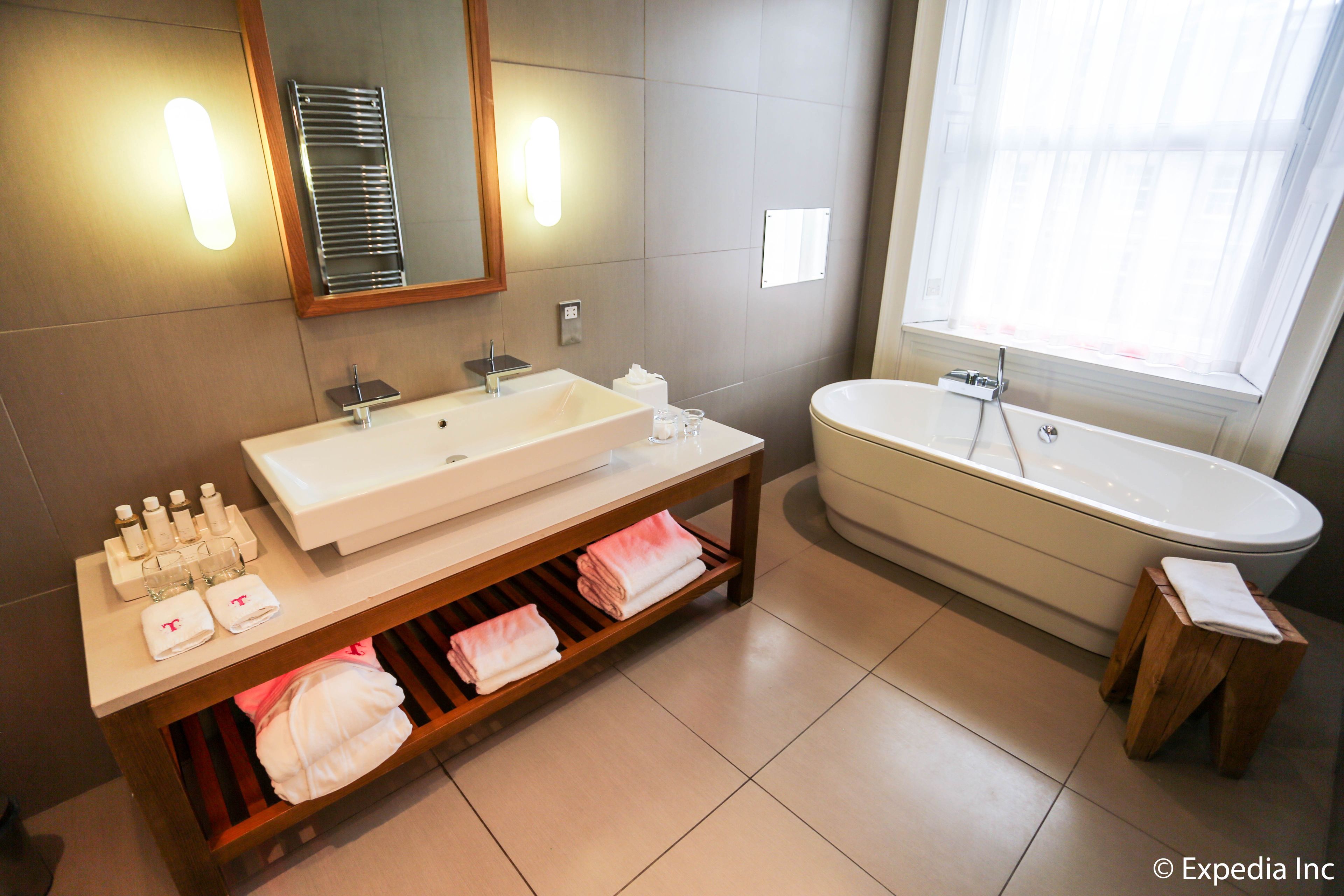 georgian suite | bathroom | shower, designer toiletries, hair dryer, bathrobes