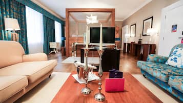 Suite (Georgian Suite) | Área de sala de estar | Smart TV de 40 pulgadas con canales por cable y televisión