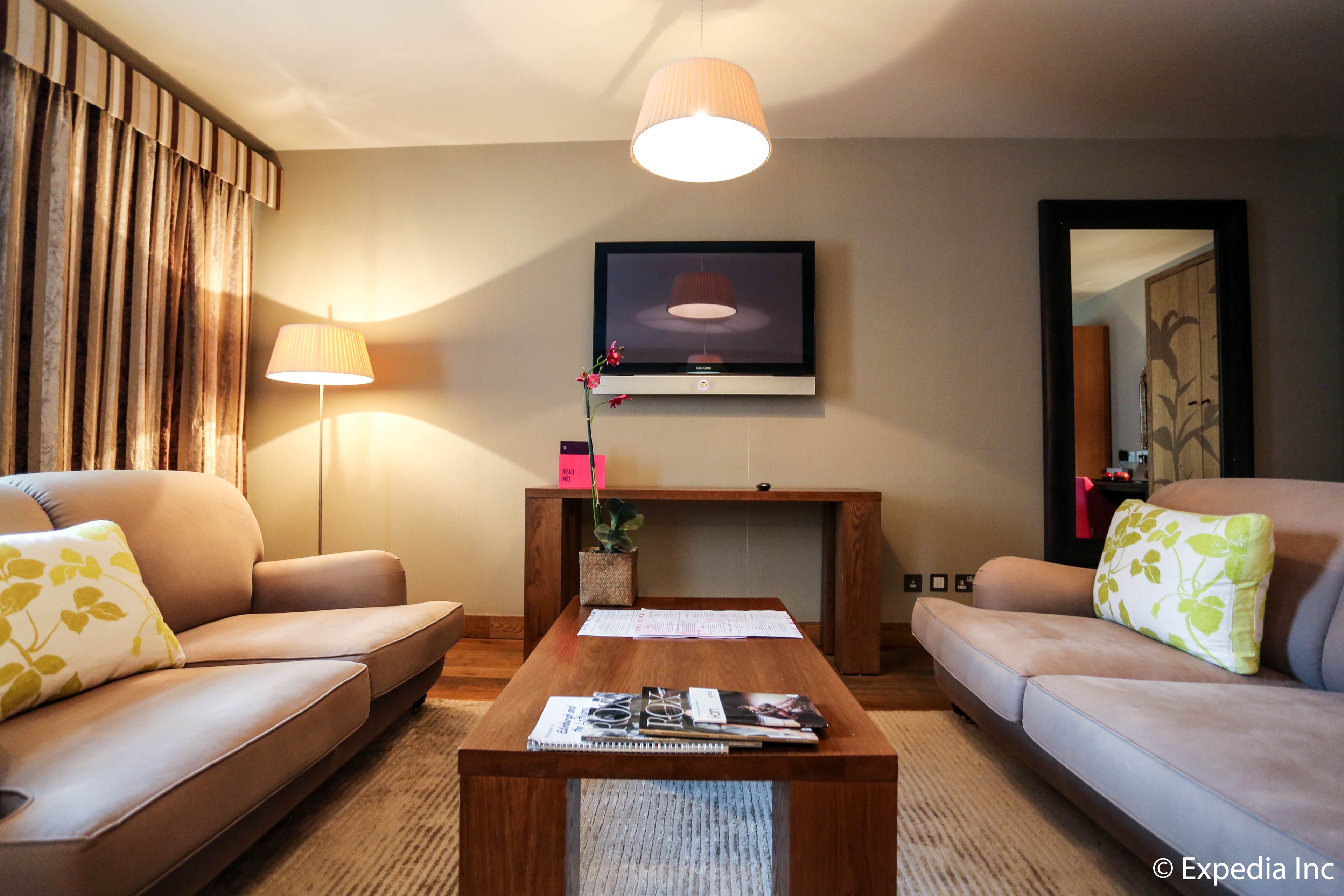 普通套房 | 客廳 | 40 吋智能電視連有線電視頻道、電視