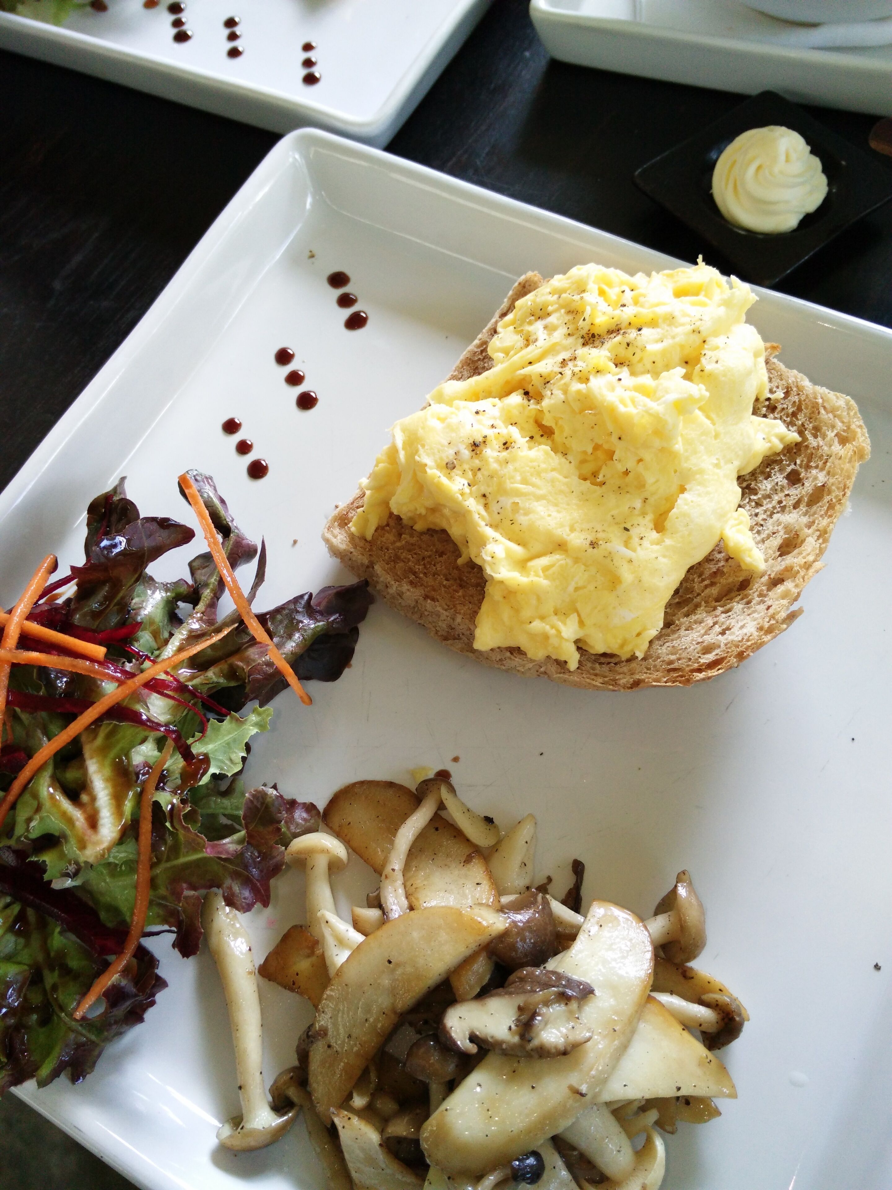 daily cooked-to-order breakfast (thb 250 per person)