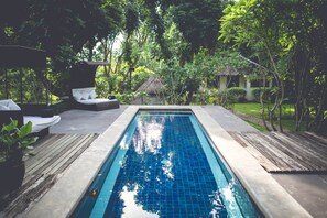 สระว่ายน้ำกลางแจ้ง