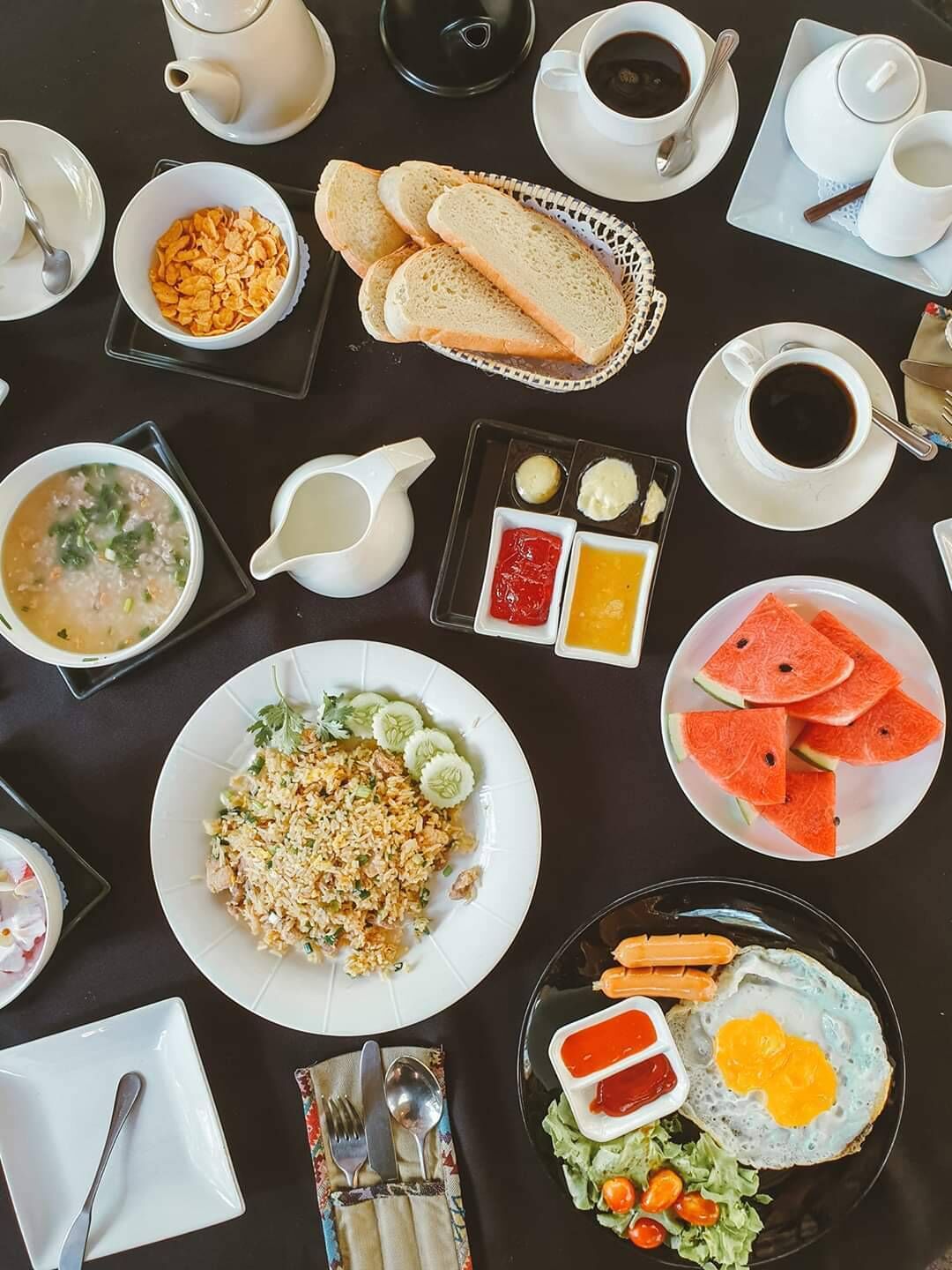 daily cooked-to-order breakfast (thb 250 per person)