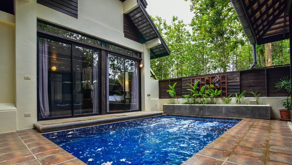 สระว่ายน้ำกลางแจ้ง