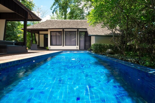 Villa familiar, vista a la alberca | Vista al agua