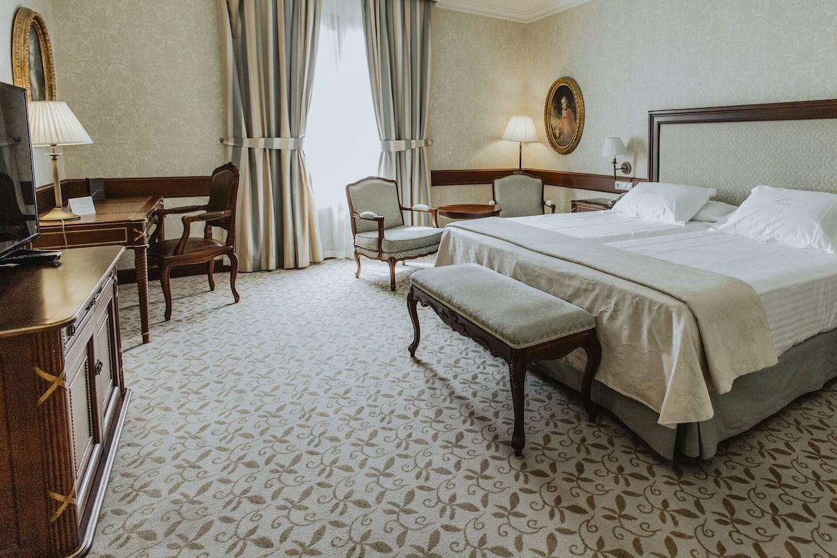 Down comforters, minibar, in-room safe, desk