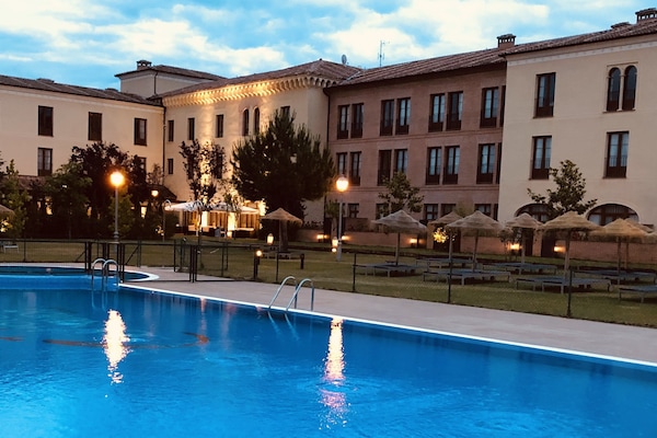 Kolam renang tertutup, kolam renang terbuka, payung kolam