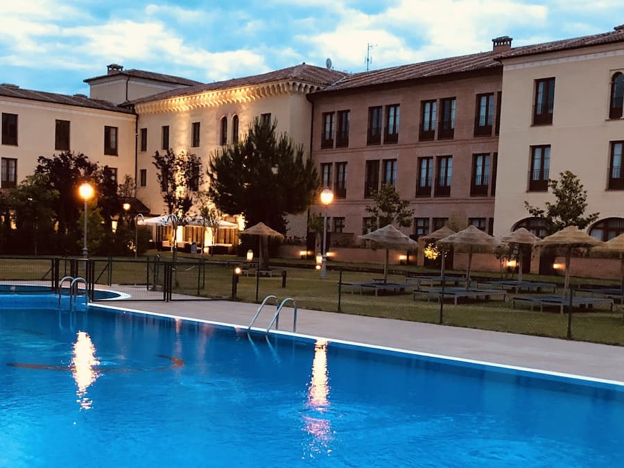 Een binnenzwembad, een buitenzwembad, parasols voor strand/zwembad