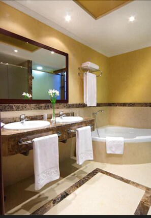 Separate bathtub and shower, deep-soaking bathtub, free toiletries
