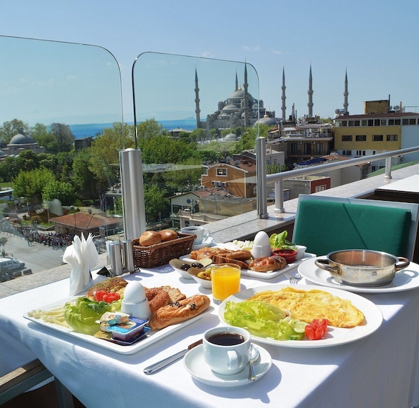 Terrace/patio - The And Hotel Istanbul - Special Class (Istanbul)