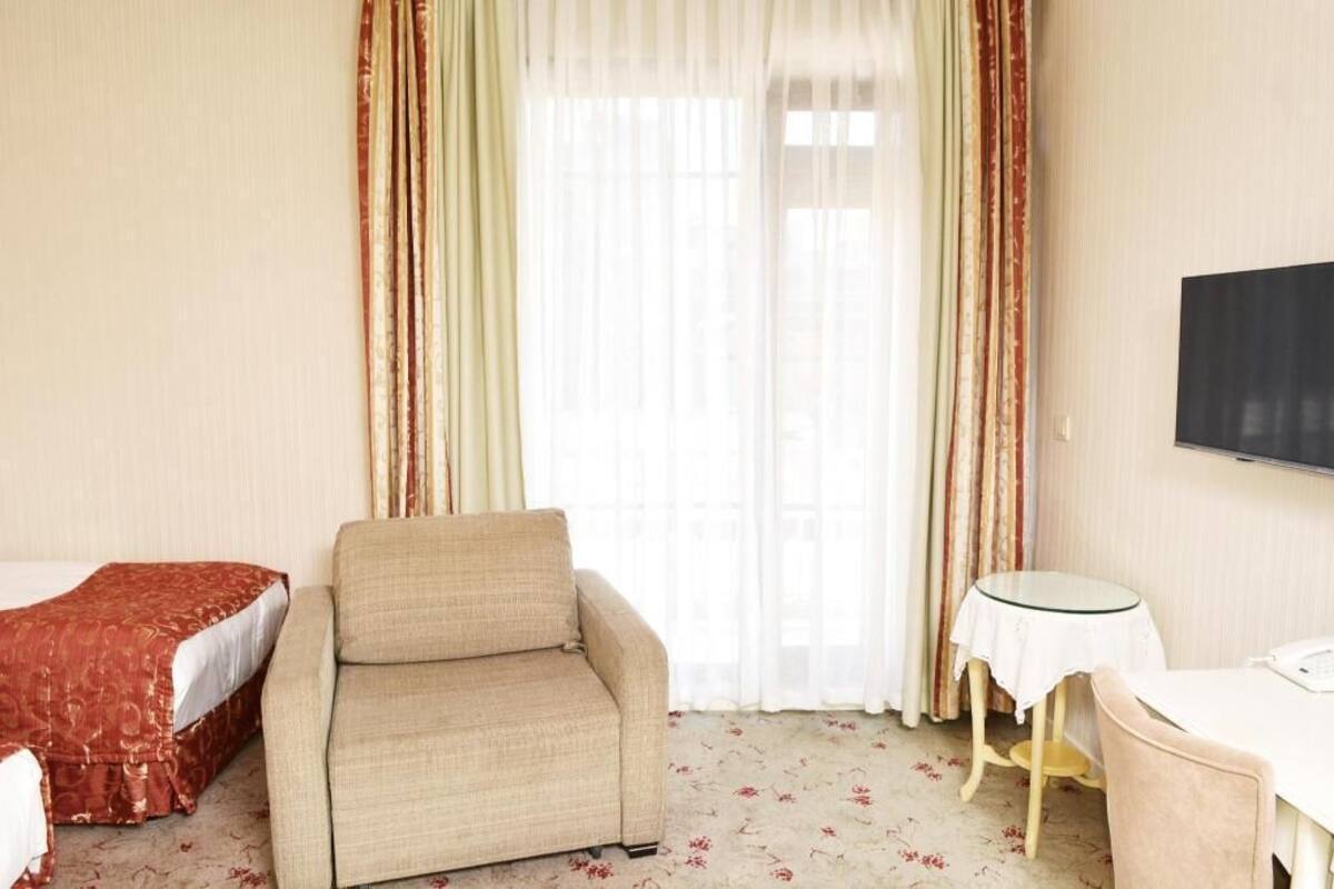 Select Comfort beds, minibar, in-room safe, desk