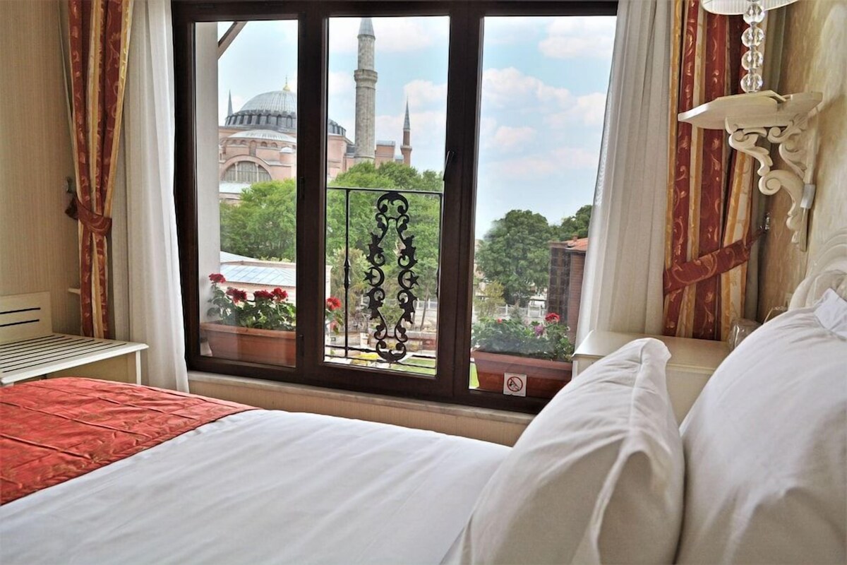 Tempat tidur Select Comfort, minibar, brankas, dan meja kerja