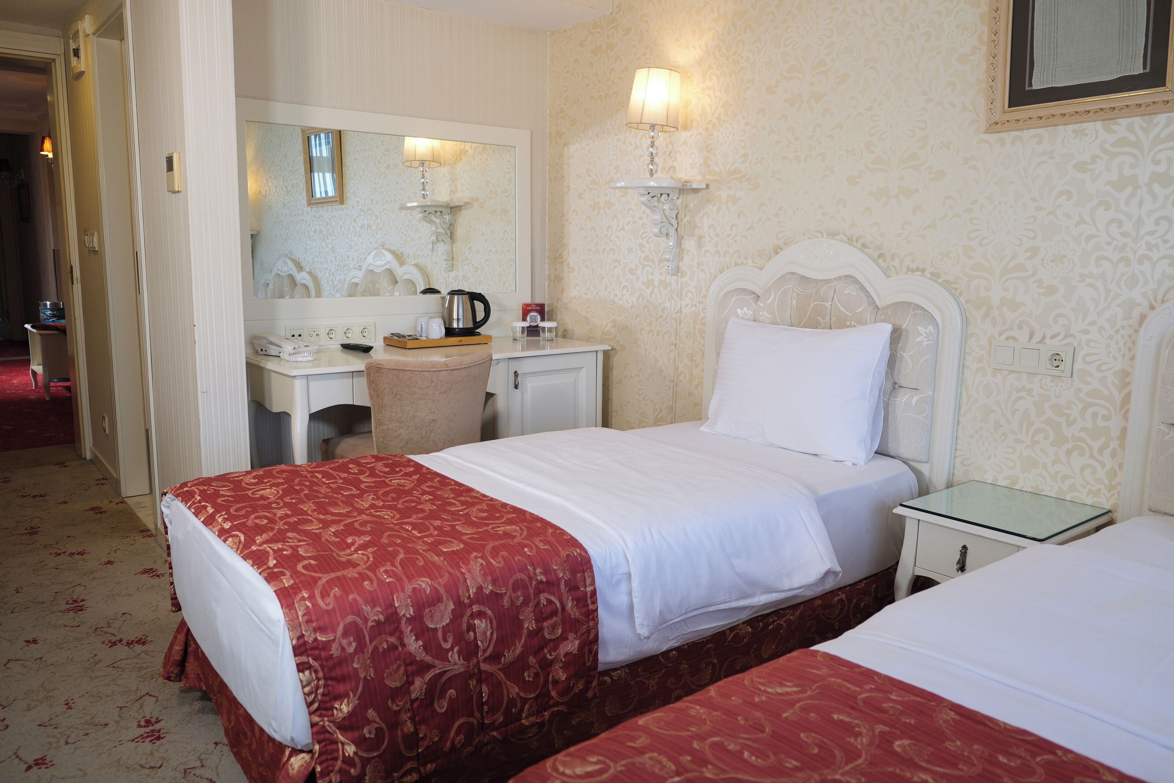 standard double or twin room, 1 double or 2 single beds | select comfort beds, minibar, in-room safe, desk