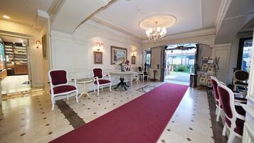 Coin salon dans le hall