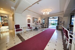 Coin salon dans le hall