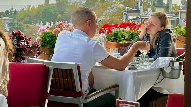 A restaurant with a view of a mosque with two minarets. - The And Hotel Istanbul - Special Class (Istanbul)
