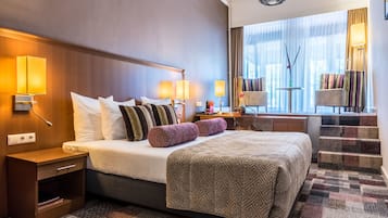Habitación doble, vistas al canal | Ropa de cama hipoalergénica, minibar, caja fuerte y escritorio