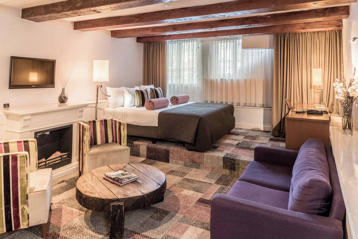 Quadruple Room | Hypo-allergenic bedding available, minibar, in-room safe, desk