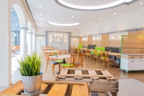 2 restaurantes; se sirve desayuno y cena