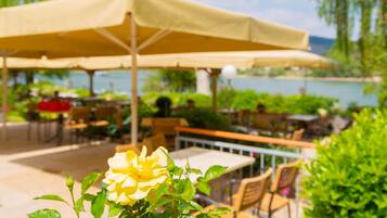 2 restaurants, serveren ontbijt