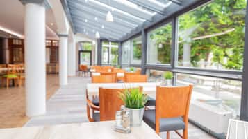 2 restaurantes, se sirve desayuno