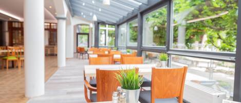 2 ravintolaa, joissa tarjoillaan aamiainen