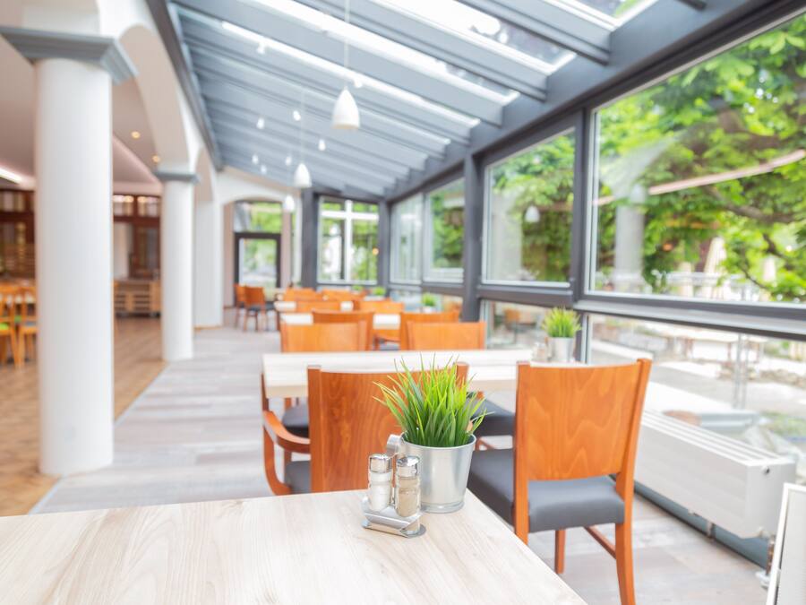 2 restaurantes, é servido café da manhã