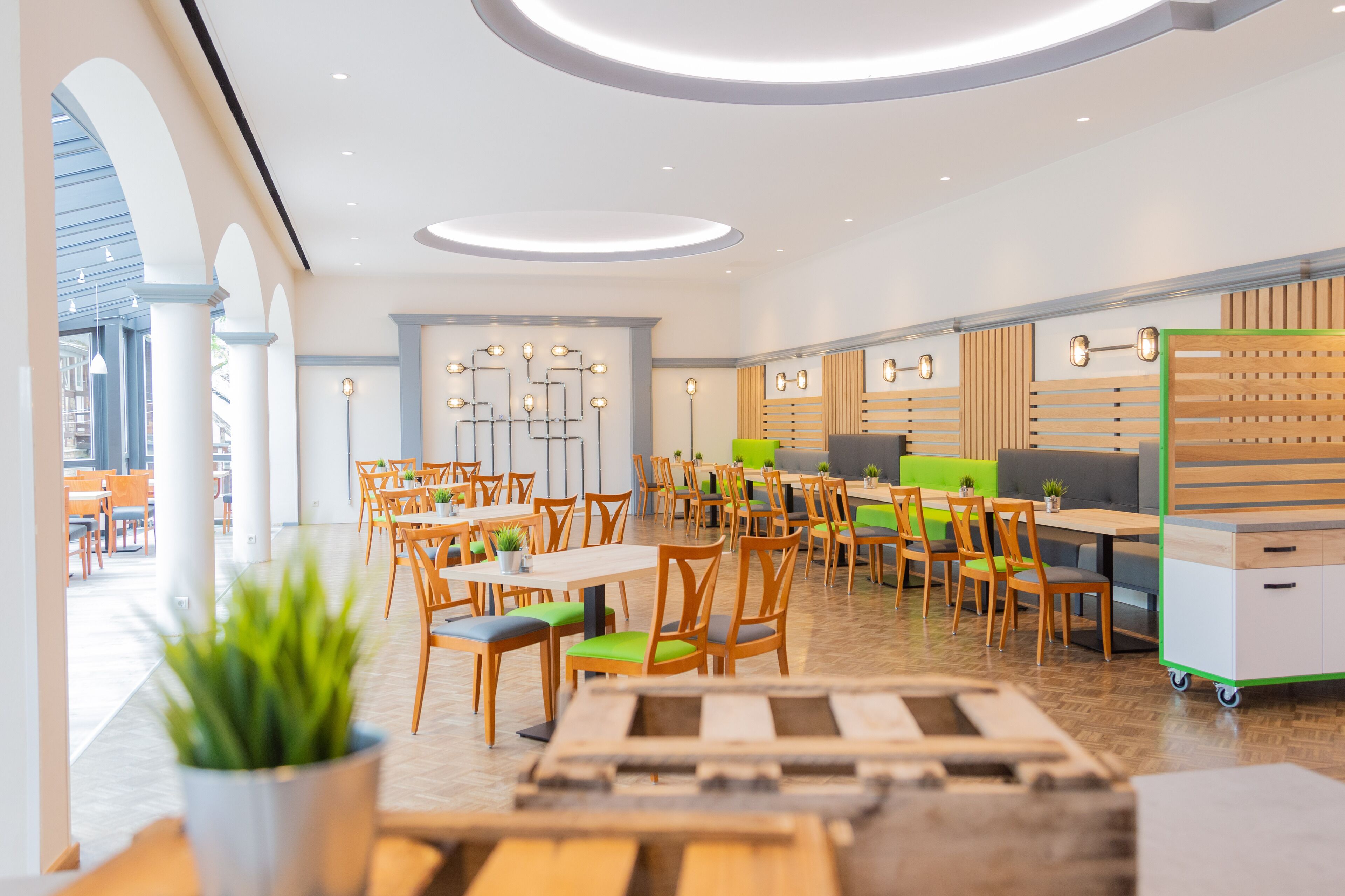 2 restaurants, breakfast served