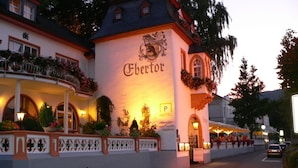 A hotel named 'Ebertor' with a traditional European architectural style, featuring a prominent entrance and a balcony with flower boxes. - Das Ebertor Hotel & Hostel (Boppard)