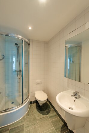 Combined shower/bathtub, free toiletries, hair dryer, towels - Premier Suites Dublin Sandyford (Dublin)