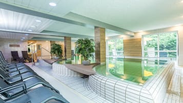 Inomhuspool och solstolar