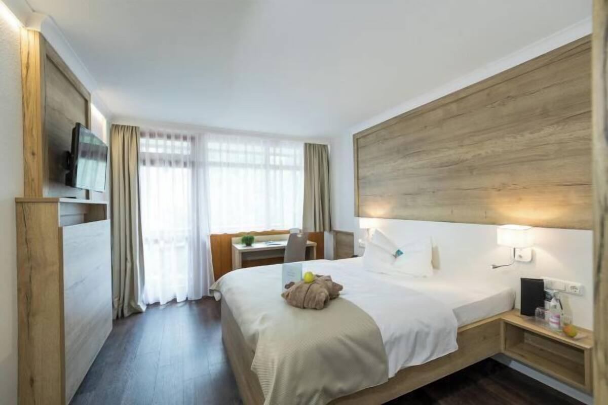 Desk, soundproofing, cribs (surcharge), WiFi (free)