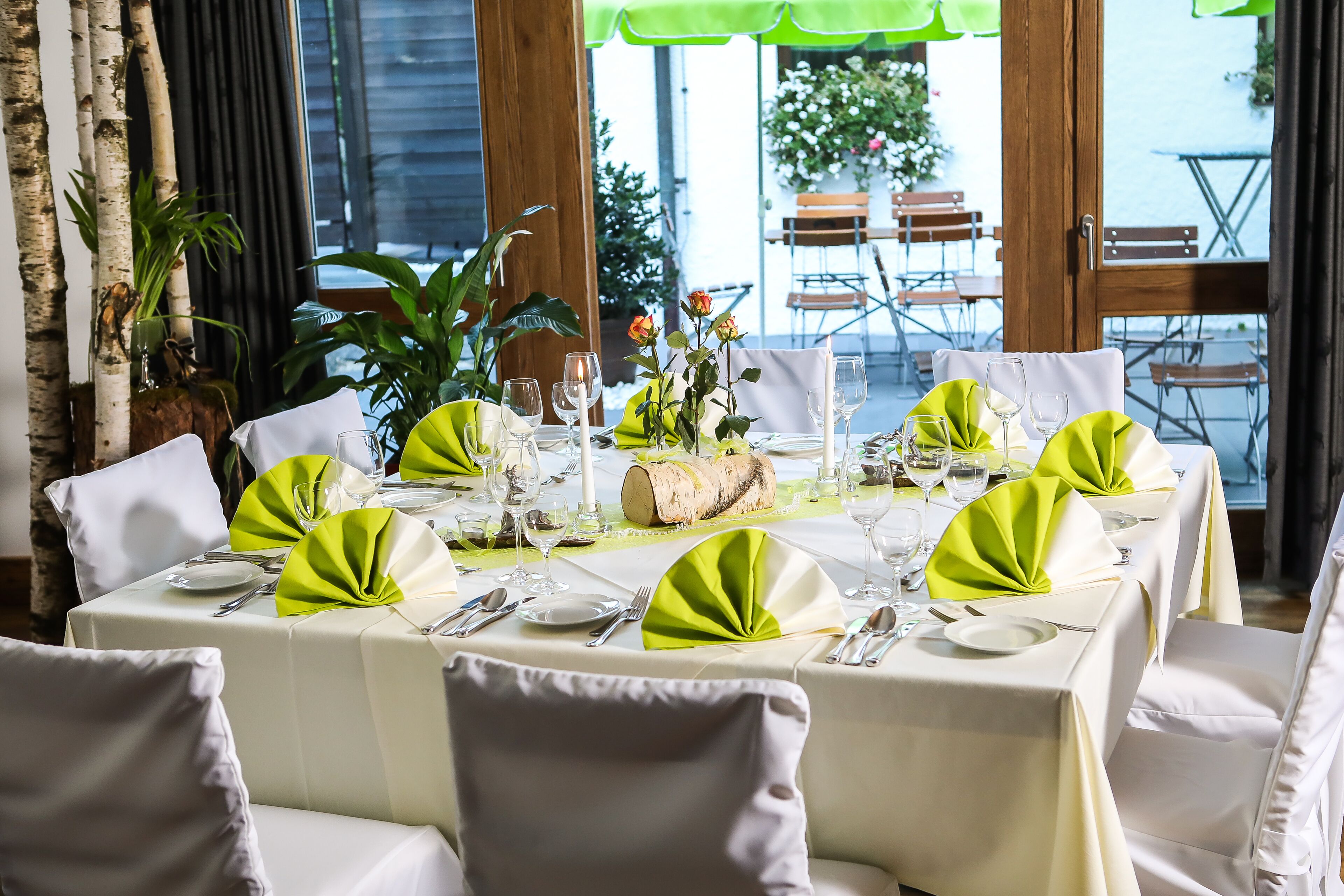 Serviço de café da manhã, culinária regional, restaurante ao ar livre 