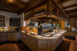 供應早餐、午餐和晚餐，地區料理，露天餐廳