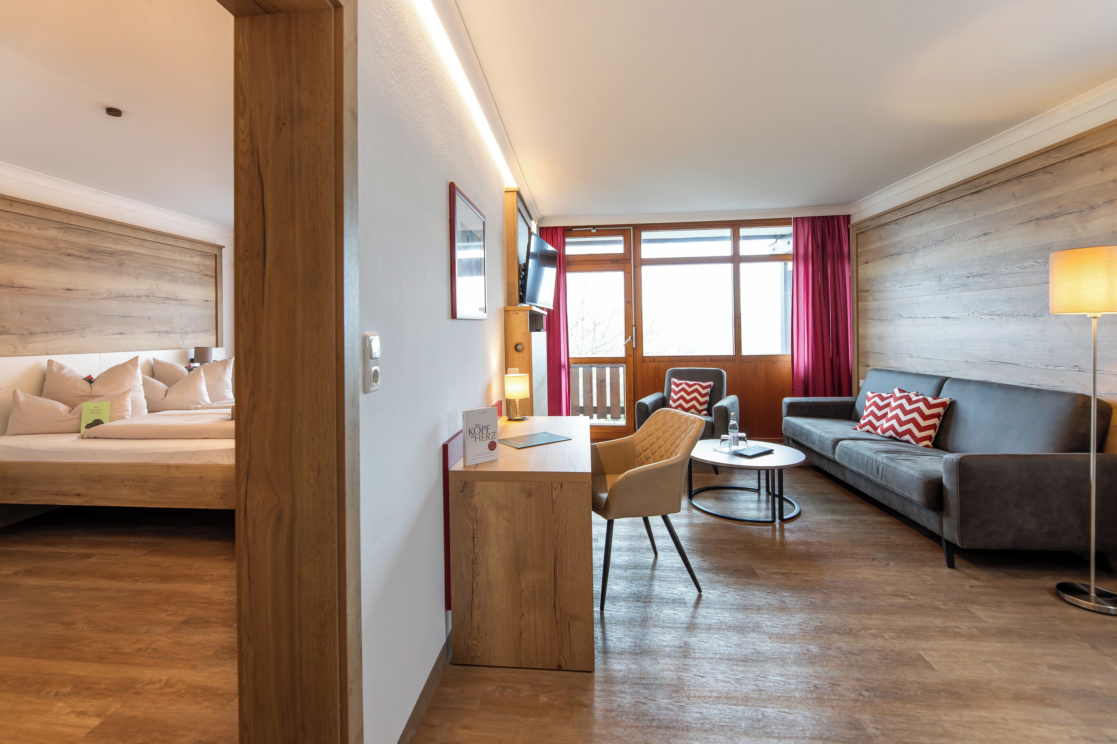 Muebles diferentes, escritorio, sistema de insonorización y cunas 