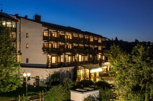 Fachada de la propiedad por la tarde o noche