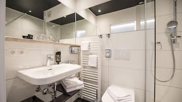 Suíte júnior, 1 quarto | Banheiro | Chuveiro, secador de cabelo, roupões de banho, toalhas de banho