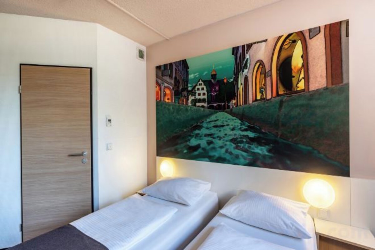 Hypo-allergenic bedding, desk, soundproofing, free WiFi