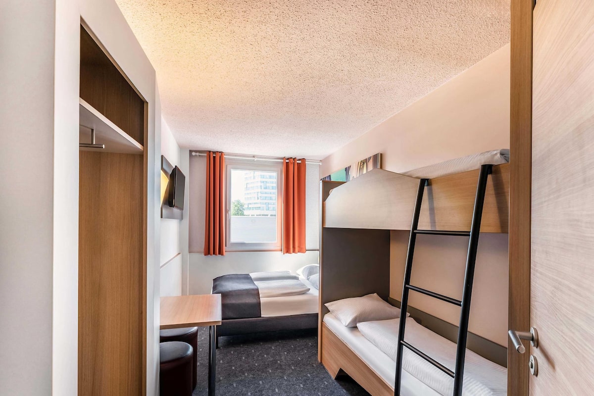 Quadruple Room | Hypo-allergenic bedding, desk, soundproofing, free WiFi