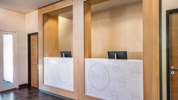 Allergikerbettwaren, Schreibtisch, schallisolierte Zimmer