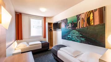 Een hotelkamer met twee bedden, een bureau, een televisie en een groot schilderij aan de muur.