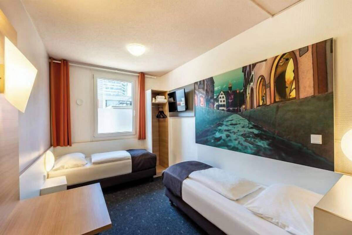 Hypo-allergenic bedding, desk, soundproofing, free WiFi