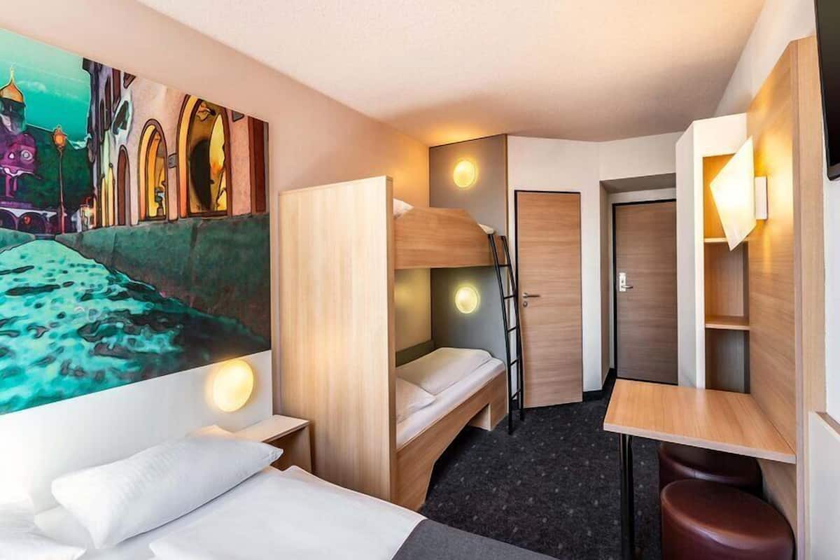 Quadruple Room | Hypo-allergenic bedding, desk, soundproofing, free WiFi