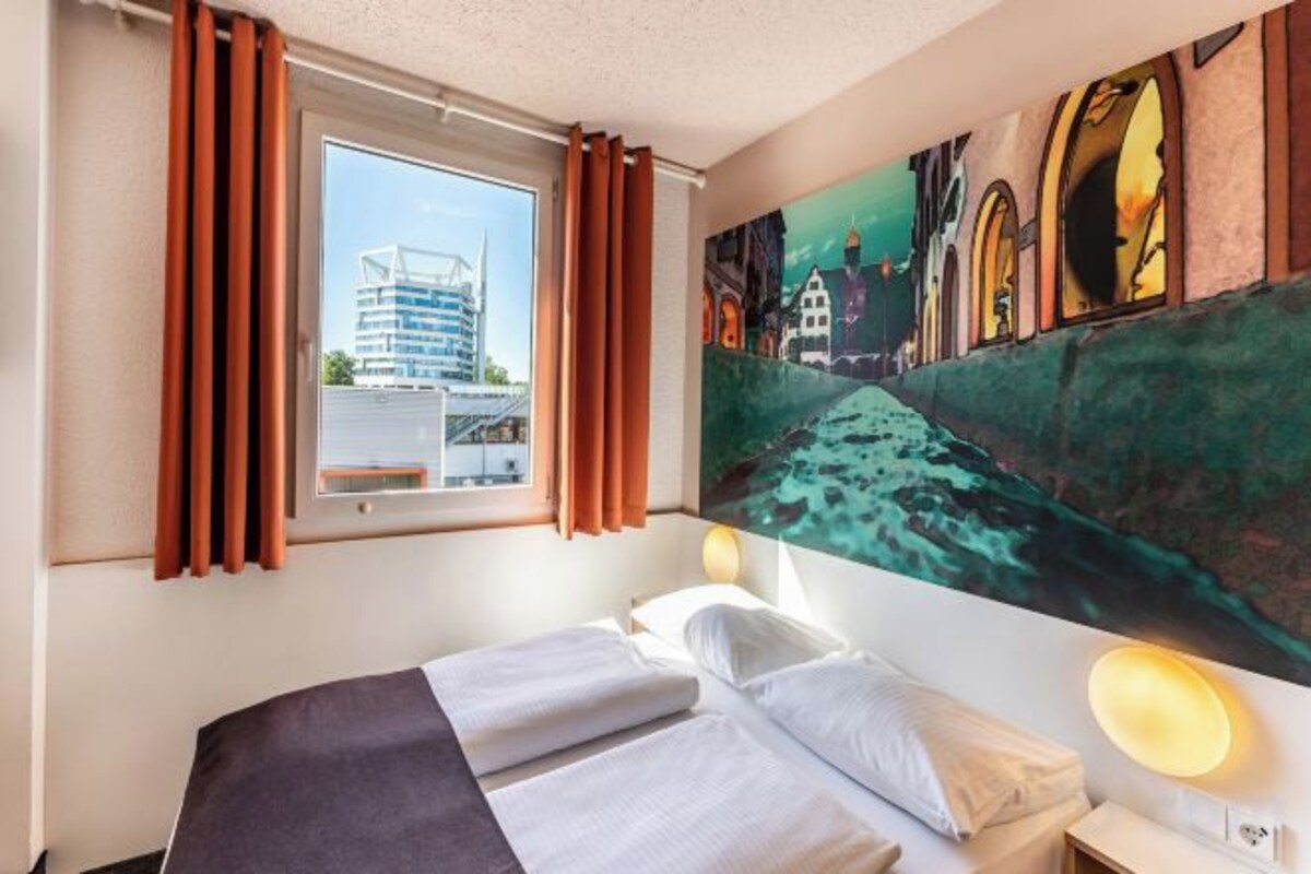 Hypo-allergenic bedding, desk, soundproofing, free WiFi