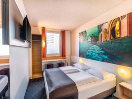 双人房 | 防过敏的被褥、办公桌、隔音、免费 WiFi