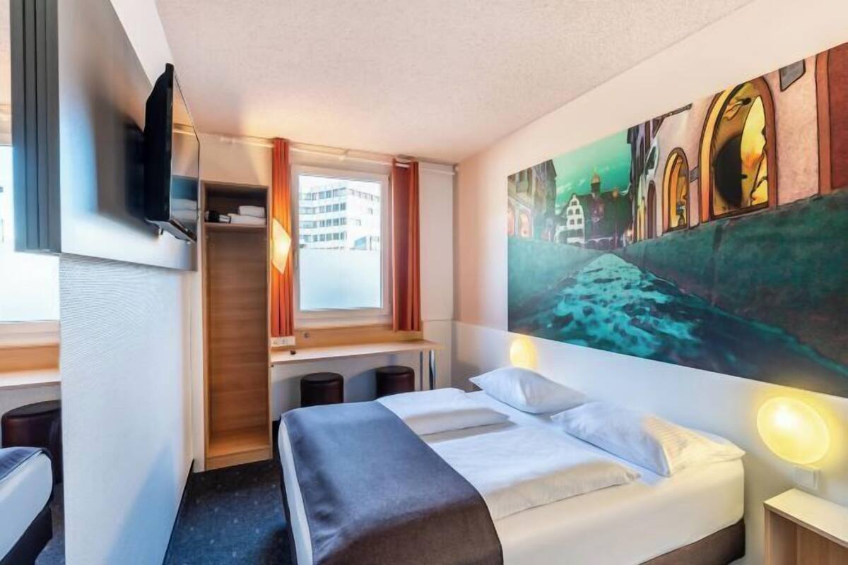 Hypo-allergenic bedding, desk, soundproofing, free WiFi