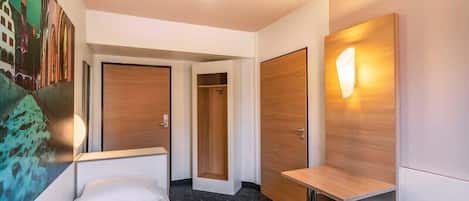 Ropa de cama hipoalergénica, escritorio y sistema de insonorización
