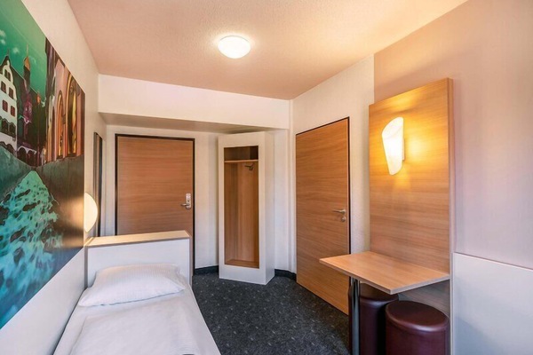 Hypo-allergenic bedding available, desk, soundproofing, WiFi (free)