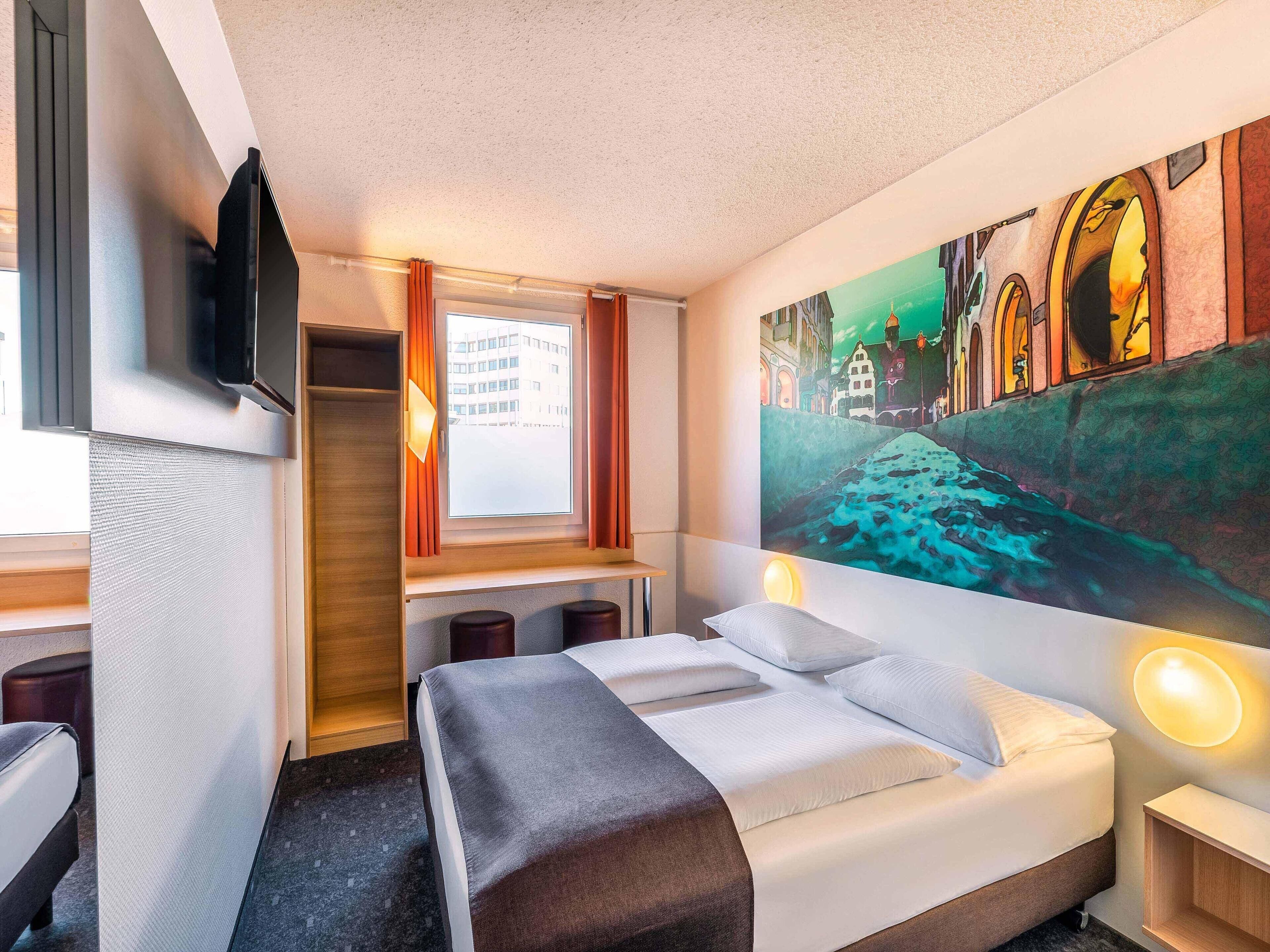 Hypo-allergenic bedding, desk, soundproofing, free WiFi