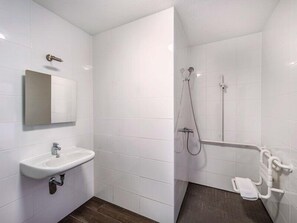 Shower, hair dryer, towels, soap - B&B Hotel Freiburg-Nord (Freiburg im Breisgau)